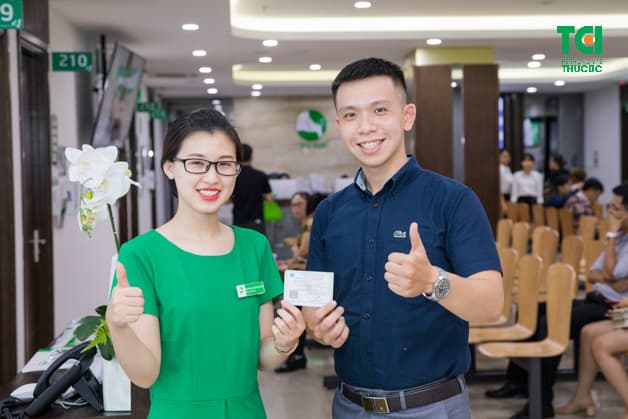 Khách hàng chụp ảnh với thẻ BHYT