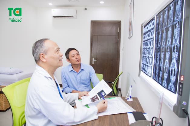 Bác sĩ khám bệnh cho người dân