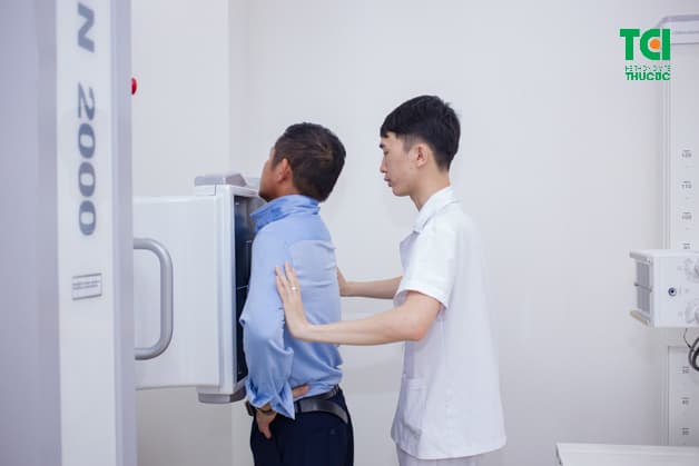 Khách hàng đang tiến hành siêu âm ngực