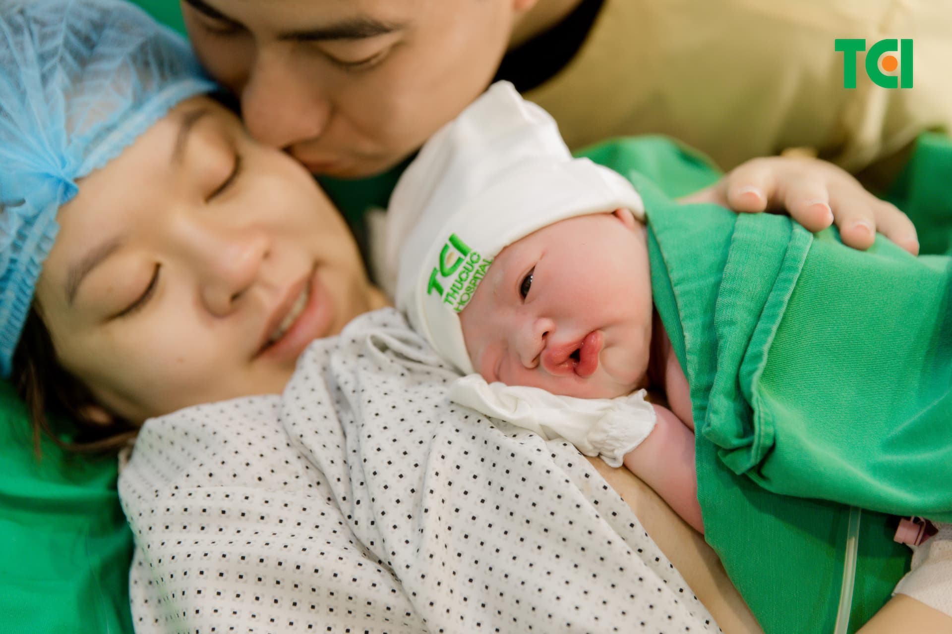 Mẹ bầu trong khoảnh khắc vượt cạn sinh thường tại bệnh viện ĐKQT Thu Cúc.