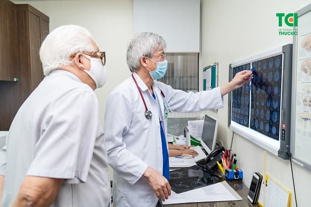 Khi có biểu hiện đau đầu, bạn nên đến gặp bác sĩ ngay để được chẩn đoán nguyên nhân và điều trị kịp thời