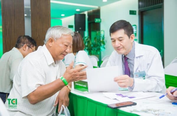 Bệnh nhân sỏi tiết niệu được bác sĩ CKII Phạm Huy Huyên trực tiếp giải đáp thắc mắc