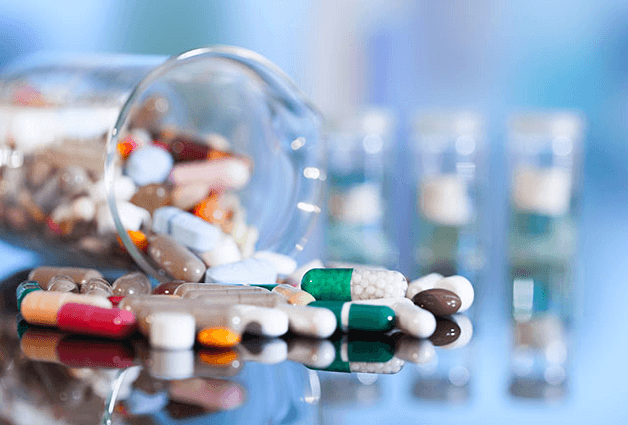 Dùng thuốc Tây y làm tan sỏi là phương pháp chữa trị sỏi mật thường được chỉ định trong các trường hợp sỏi nhỏ chưa có biến chứng hoặc biến chứng không đáng kể