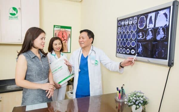 Kết quả chụp cắt lớp vi tính được bác sĩ xem xét đánh giá để đưa ra chẩn đoán chính xác
