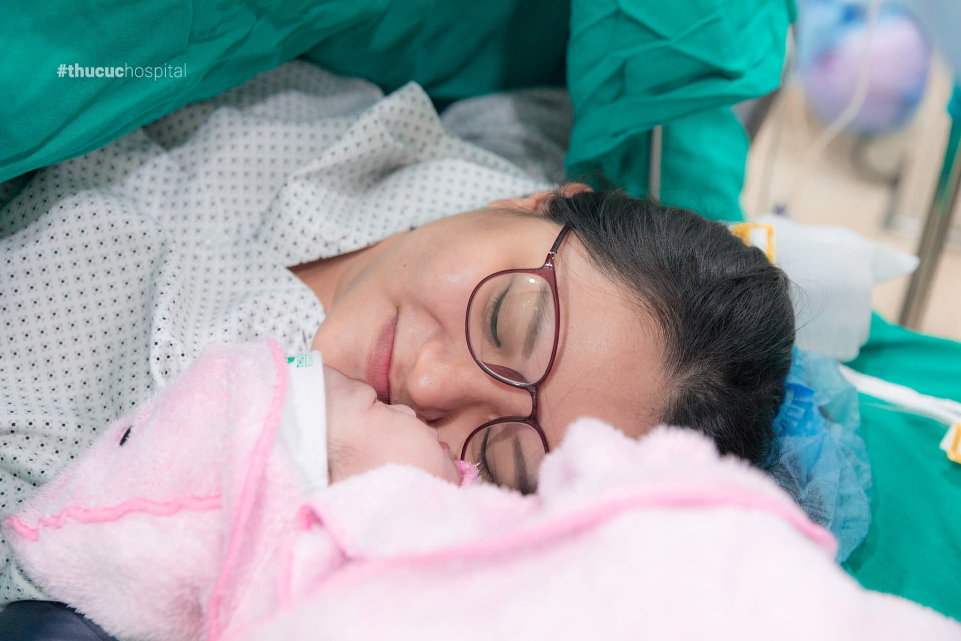 Một khoảnh khắc của mẹ bầu sau sinh mổ tại BV ĐKQT Thu Cúc