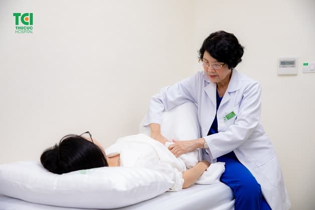 Thăm khám kịp thời với bác sĩ tại cơ sở y tế uy tín giúp tìm ra nguồn gốc cơn đau