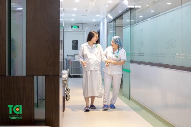 Nhanh chóng tới bệnh viện khi có dấu hiệu chuyển dạ sắp sinh giúp bác sĩ kiểm tra và chăm sóc kịp thời cho mẹ và bé.