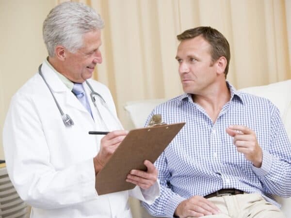 Khi có các dấu hiệu u xơ tuyến tiền liệt cần đi khám và điều trị