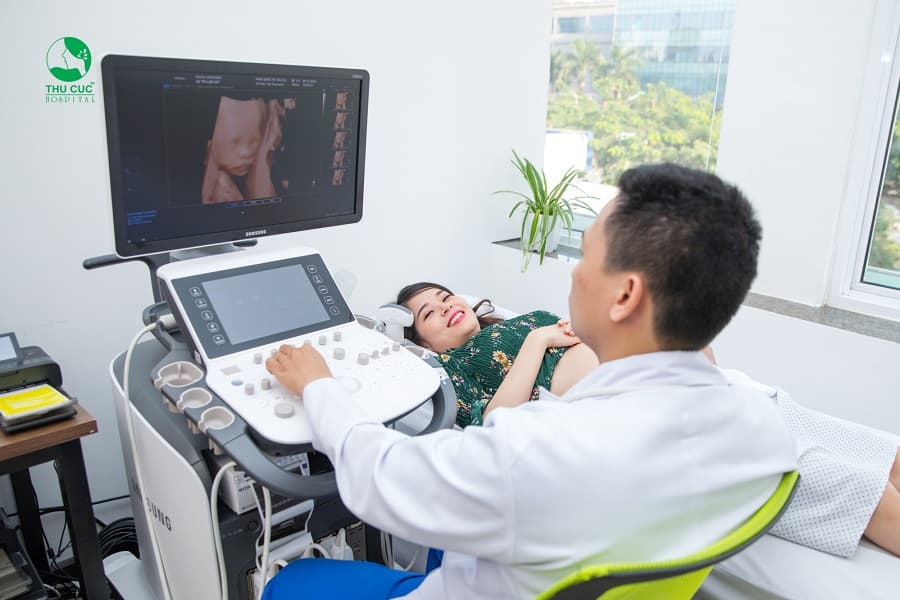 Mẹ bầu siêu âm thai tại Bệnh viện ĐKQT Thu Cúc