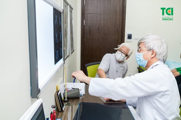 Bên cạnh cải thiện đau đầu bằng yếu tố dinh dưỡng, bạn cũng cần thường xuyên đi khám để kiểm soát các vấn đề của hệ thần kinh.