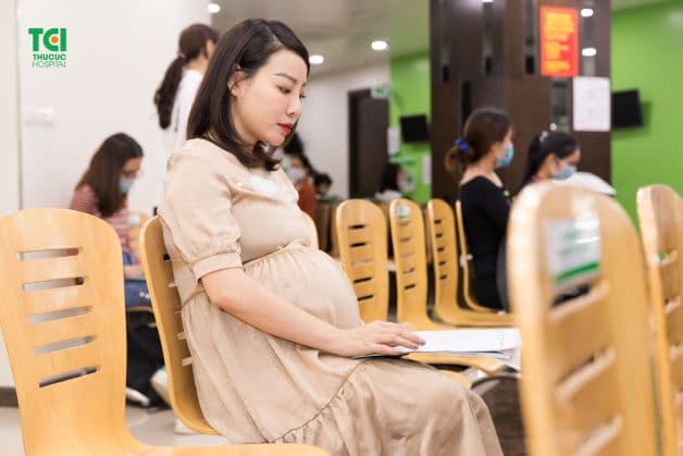 Hiện tượng rỉ ối là khi nước ối bị chảy ra ngoài âm đạo với một lượng ít, không màu hoặc đôi khi kèm theo chất nhầy hoặc máu