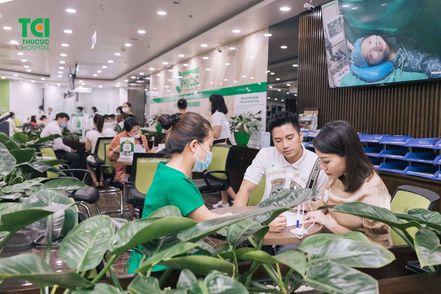 Thực hiện khám thai định kỳ không chỉ chỉ giúp mẹ bầu theo dõi được sức khỏe của bản thân và tình trạng thai nhi, mà còn được lắng nghe những tư vấn để có một thai kỳ khỏe mạnh.