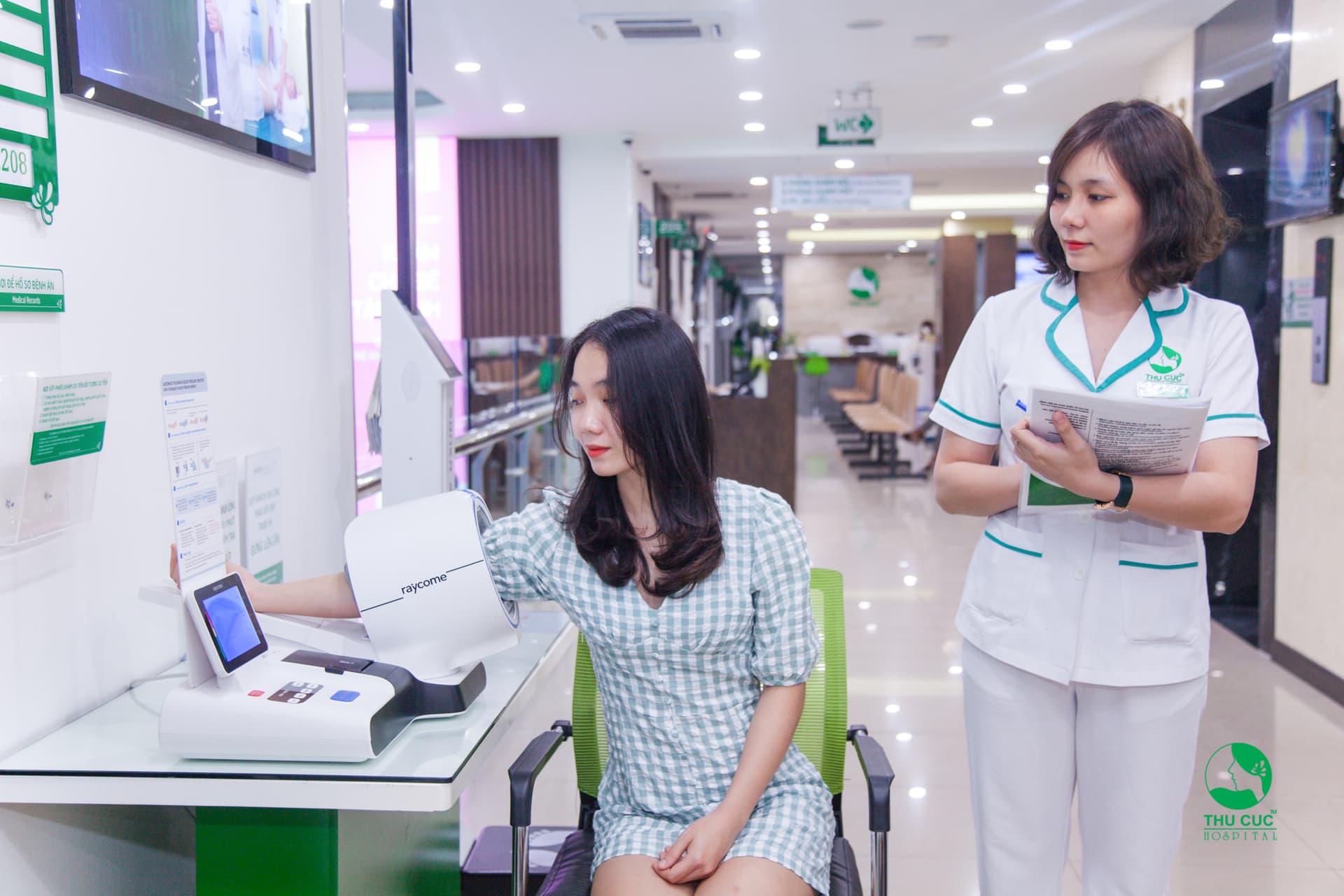 Trong lần khám thai đầu tiên, mẹ bầu sẽ được kiểm tra sức khỏe tổng quát như: Đo chiều cao, cân nặng, đo huyết áp, xét nghiệm máu...