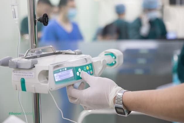 máy bơm tiêm điện tự động