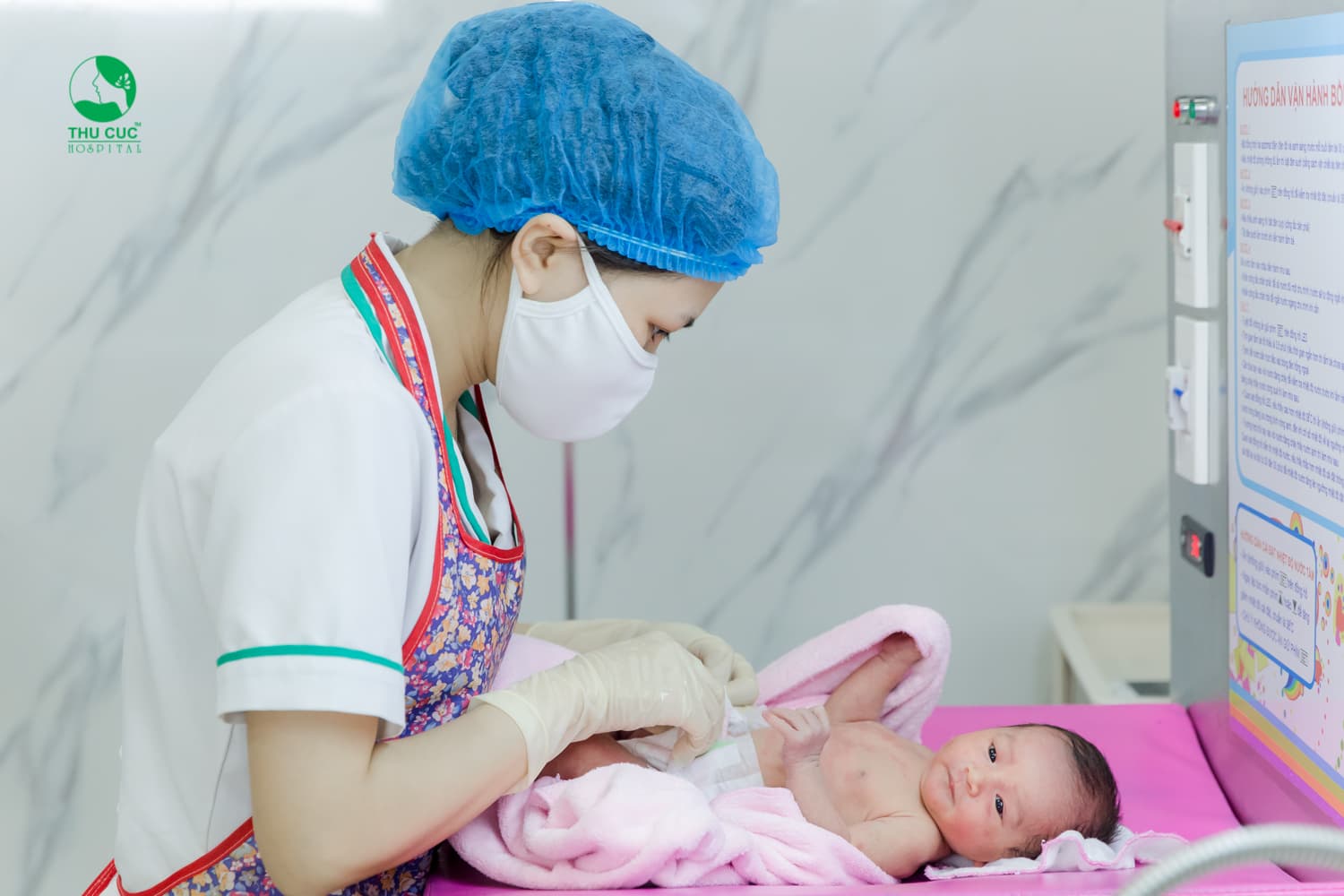 Khi tắm cho trẻ sinh non cần sử dụng nước ấm và khăn khô được khử trùng