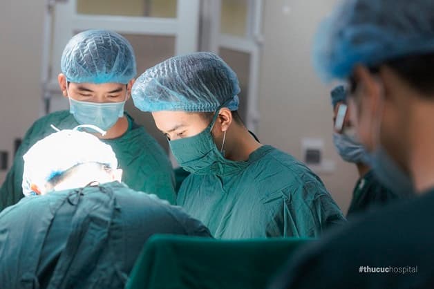 Trường hợp khối thai có kích thước lớn nhưng chưa vỡ thì bác sĩ sẽ điều trị bằng phẫu thuật nội soi