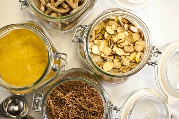 Viêm đường tiết niệu uống nước râu ngô kết hợp với một số loại thảo dược giúp làm giảm các triệu chứng của bệnh