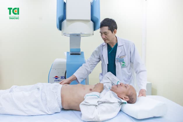 Hình ảnh bác sĩ chuẩn bị thực hiện tán sỏi bằng sóng xung kích tại bệnh viện Thu Cúc