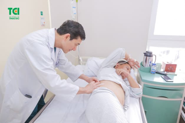 Theo dõi sát bệnh nhân trong và sau phẫu thuật nội soi sau phúc mạc lấy sỏi nhằm phát hiện những biến chứng có thể xảy ra để có biện pháp can thiệp kịp thời.