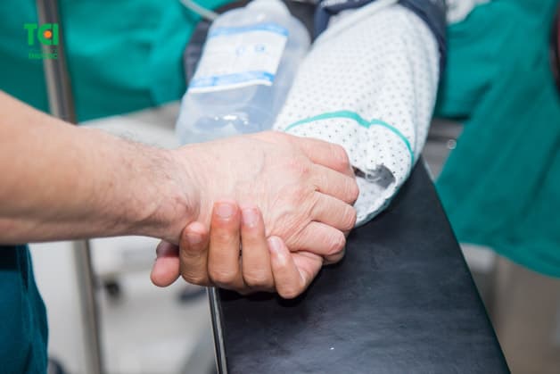 Tán sỏi nội soi ngược dòng đòi hỏi đội ngũ bác sĩ có chuyên môn cao, giàu kinh nghiệm