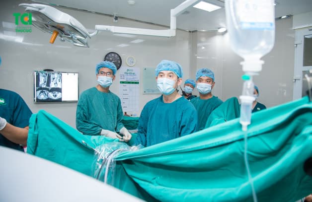 Hình ảnh bác sĩ đang thực hiện một ca tán sỏi ngược dòng bằng laser tại Bệnh viện ĐKQT Thu Cúc.