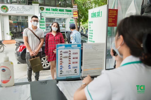 Ca sĩ Đông Hùng đưa vợ đi khám thai