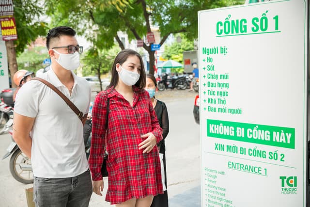 Ca sĩ Đông Hùng đưa vợ đi khám thai