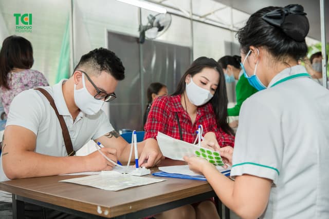 Ca sĩ Đông Hùng đưa vợ đi khám thai