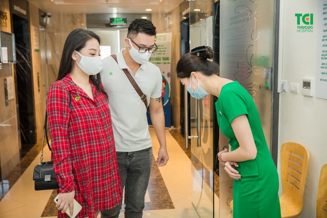 Ca sĩ Đông Hùng đưa vợ đi khám thai