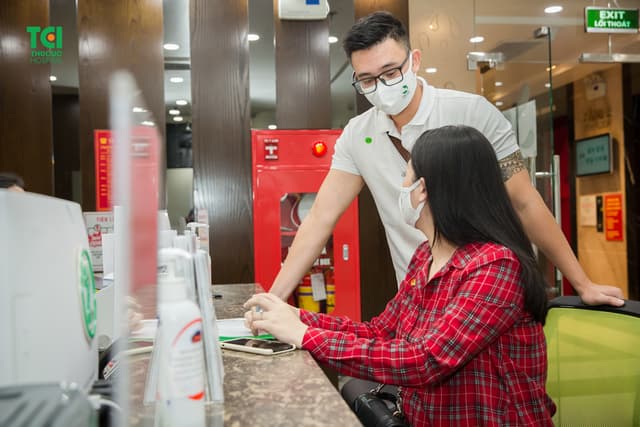 Ca sĩ Đông Hùng đưa vợ đi khám thai