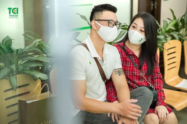 Ca sĩ Đông Hùng đưa vợ đi khám thai