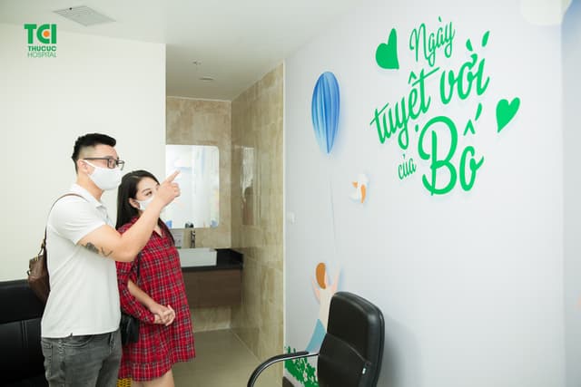 Ca sĩ Đông Hùng đưa vợ đi khám thai