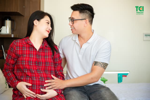 Ca sĩ Đông Hùng đưa vợ đi khám thai