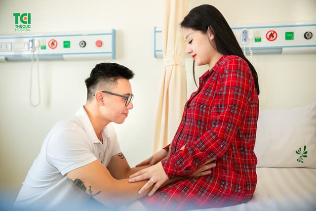 Ca sĩ Đông Hùng đưa vợ đi khám thai