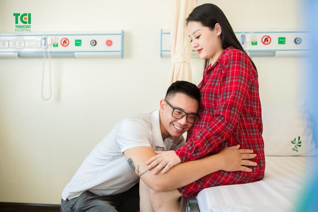 Ca sĩ Đông Hùng đưa vợ đi khám thai