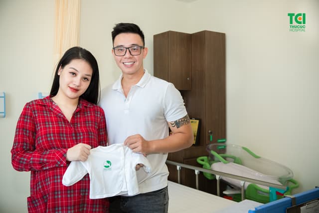 Ca sĩ Đông Hùng đưa vợ đi khám thai