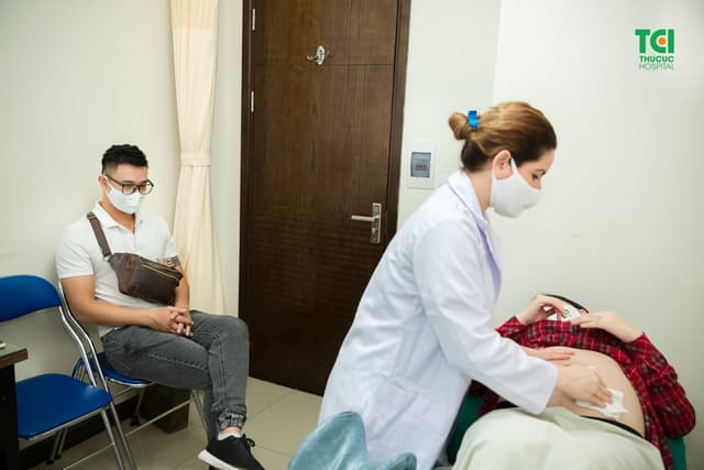 Ca sĩ Đông Hùng đưa vợ đi khám thai