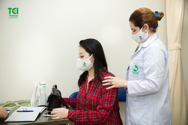 Ca sĩ Đông Hùng đưa vợ đi khám thai