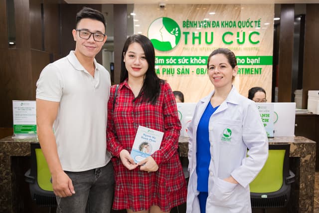 Ca sĩ Đông Hùng đưa vợ đi khám thai