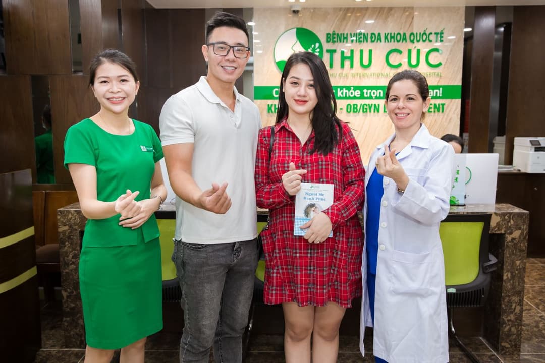 Ca sĩ Đông Hùng đưa vợ đi khám thai