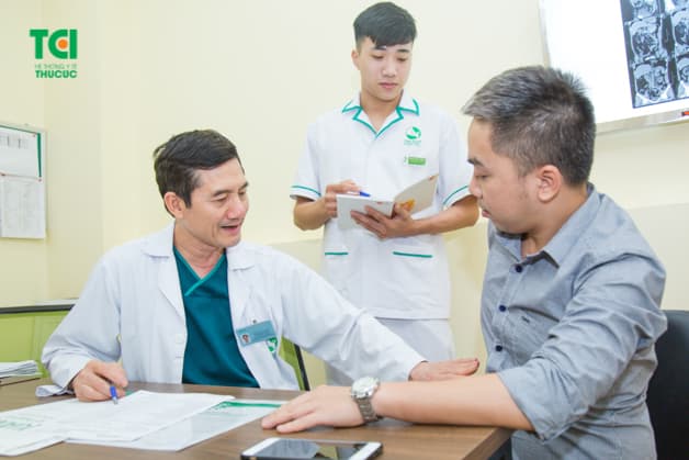 Điều trị sỏi thận xuống đường tiết niệu cần căn cứ vào vị trí, số lượng, kích thước sỏi và tình trạng sức khỏe người bệnh.