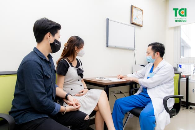 Hãy tới gặp bác sĩ để được tư vấn về chế độ dinh dưỡng khi mắc u xơ tử cung