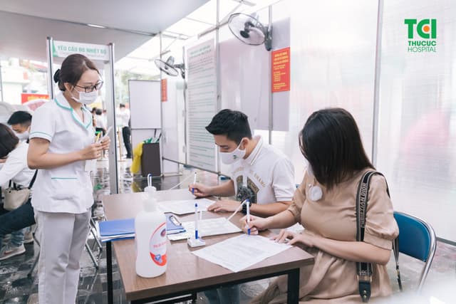 Diễn viên Mạnh Quân đưa vợ đi khám thai