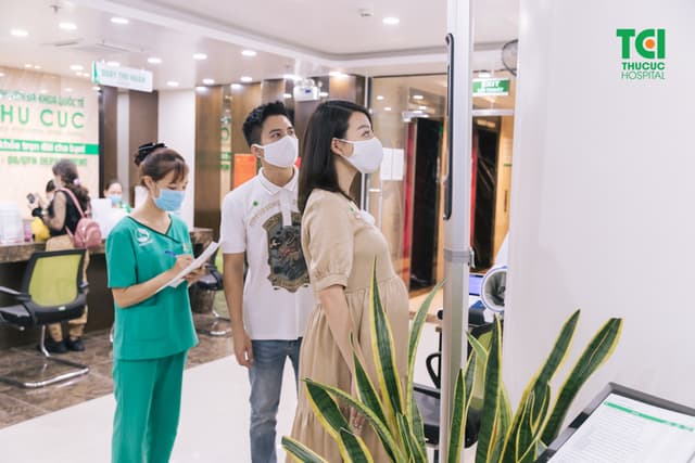 Diễn viên Mạnh Quân đưa vợ đi khám thai