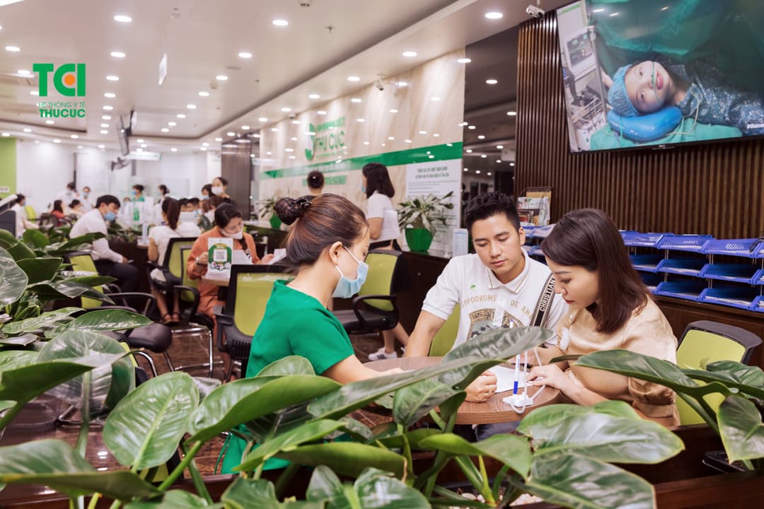 Diễn viên Mạnh Quân đưa vợ đi khám thai