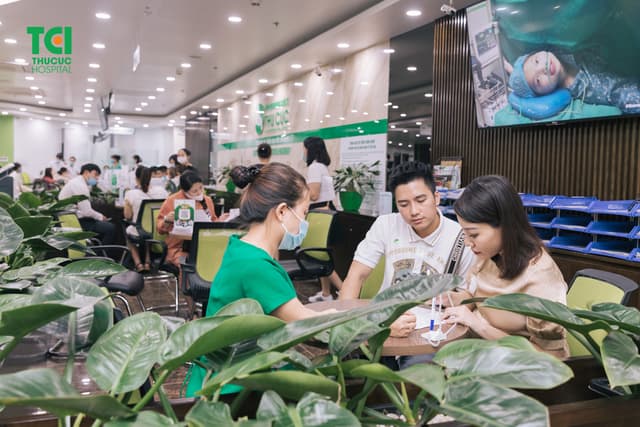 Diễn viên Mạnh Quân đưa vợ đi khám thai