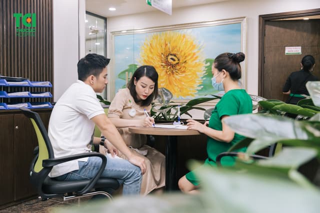 Diễn viên Mạnh Quân đưa vợ đi khám thai