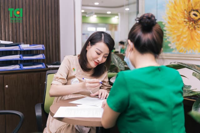 Diễn viên Mạnh Quân đưa vợ đi khám thai