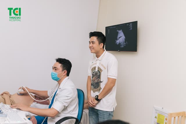 Diễn viên Mạnh Quân đưa vợ đi khám thai