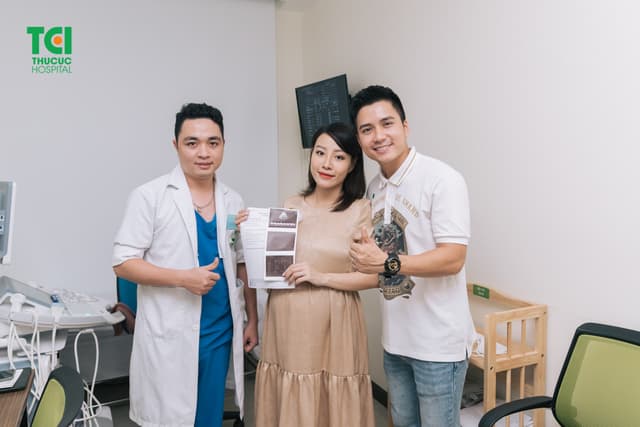 Diễn viên Mạnh Quân đưa vợ đi khám thai